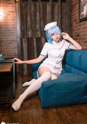 掀起裙子从后面挺进她的身体视频